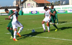 Felipe Ribeiro e Rodrigão foram derrubados no mesmo lance, mas árbitro mandou seguir. Foto: Rafael Nunes/CFC
