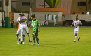 Anderson e Beto Cachoeira comemoram o primeiro gol. Foto: Rafael Nunes/Camboriú FC
