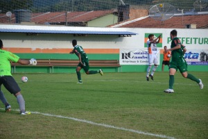 Zagueiro da Chape tirou cruzamento com a mão. Árbitro marcou o pênalti, mas voltou atrás. Foto: Rafael Nunes/CFC
