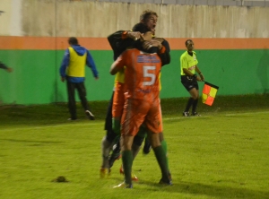 Jogadores comemoram o gol de empate. Foto: Rafael Nunes/CFC