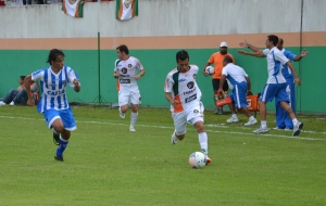 Edinho, com a bola, fez sua estreia pelo Camboriú. Foto: Rafael Nunes/CFC