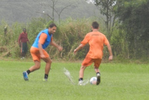 Sob chuva, jogadores treinaram nesta terça. Foto: Lucas Coppi/CFC