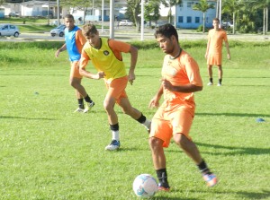 Guaru (de laranja) e Thiago (de azul) participaram do treino desta quinta. Foto: Lucas Coppi/CFC