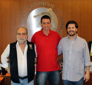 Em 2013, Fernando Gil comandou a seleção catarinense Foto: Assessoria FCF