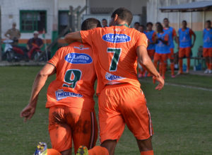 Cadu e Tássio comemoram o primeiro gol do jogo. Foto: Rafael Nunes/CFC