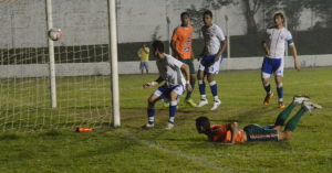 Jessé cabeceou para fazer o gol do jogo Foto: Rafael Nunes/CFC