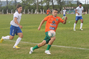 Matheus Guerreiro briga pela bola na primeira etapa